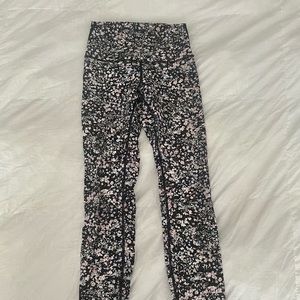 NWOT
SIZE 4
Womens lululemon leggings 

#workout #LULULEMON #leggings